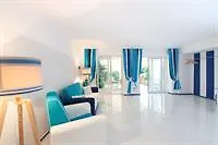 Hotel The White And Blue