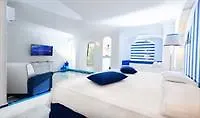 Hotel The White And Blue